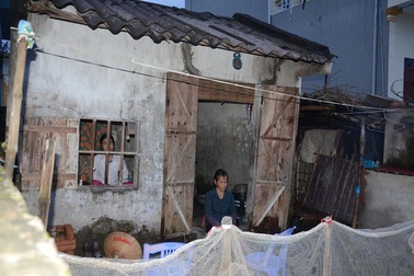 Đau lòng nhìn bát cơm nguội với mắm của bác tật nguyền chăm cháu tâm thần