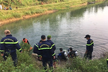 Lần theo dấu chân trên cát, phát hiện bé trai 4 tuổi tử vong dưới hồ
