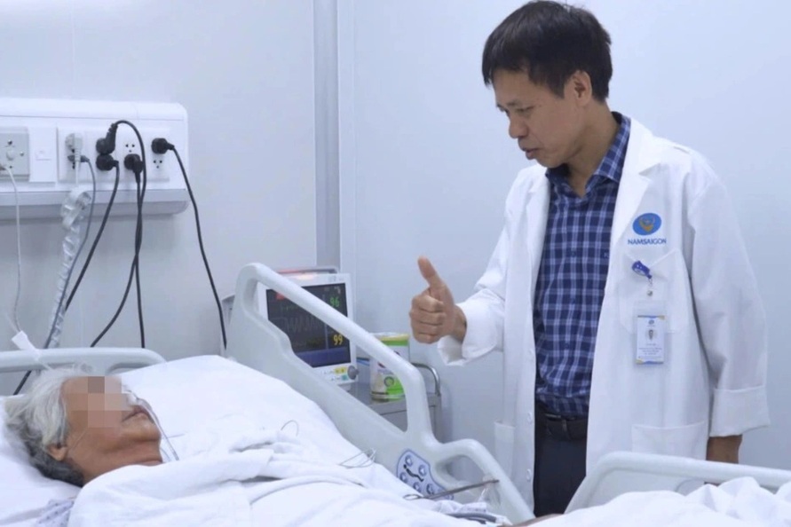 Vị bác sĩ bước ra từ chiến trường và 40 năm tận tâm với nghề y