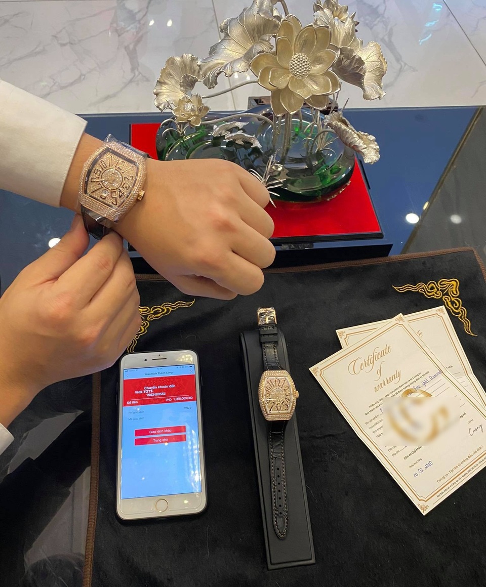 Đại gia mua đồng hồ dát kim cương hơn 1 tỷ đồng tặng bạn gái dịp Valentine - 2 Đại gia mua đồng hồ dát kim cương hơn 1 tỷ đồng tặng bạn gái dịp Valentine - 2