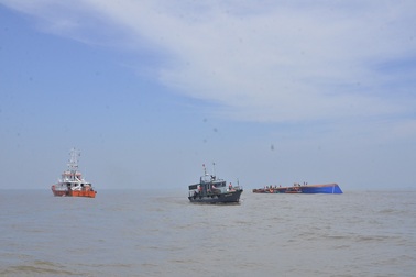 Tàu hàng đâm chìm sà lan trên biển Cần Giờ, nữ thuyền trưởng mất tích