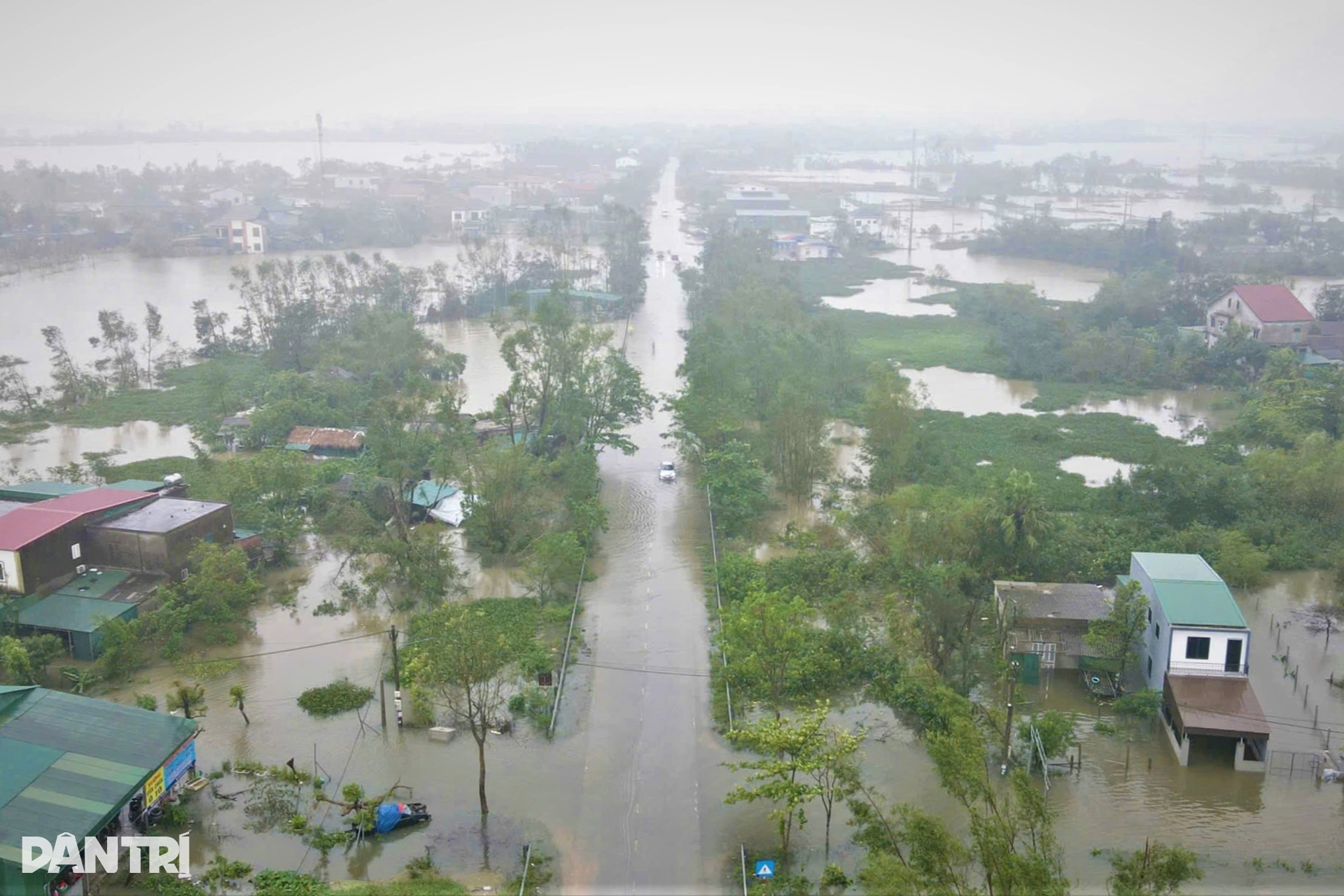 Nhiều tuyến đường ở Hà Tĩnh ngập nước lũ, tài xế ô tô chật vật xoay xở  - 1