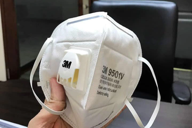 Gần nửa triệu một hộp khẩu trang giấy, dân Hà Nội “cắn răng” mua về chống bụi mịn