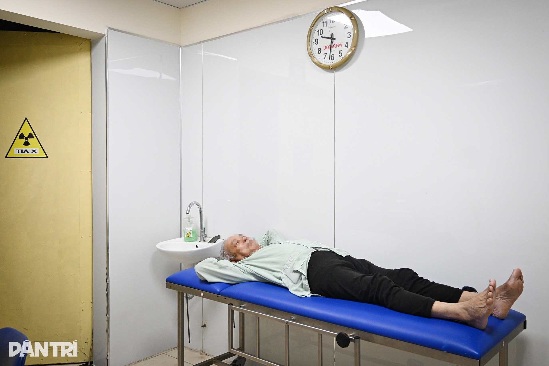 Nín thở xem bác sĩ giải cứu bộ não sắp chết ngạt của bệnh nhân đột quỵ - 1