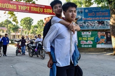 ĐH Bách khoa Hà Nội hỗ trợ học phí cho nam sinh được bạn cõng đi học 10 năm