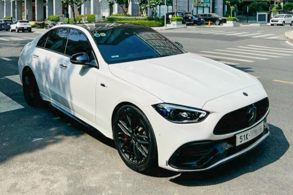 រថយន្ត Mercedes-AMG C 43 ខាតបង់ជិតកន្លះពាន់លានដុងគិតជាតម្លៃពេលលក់បន្ត - ១. Mới chạy hơn 5.000km, Mercedes-AMG C 43 mất giá gần nửa tỷ đồng khi bán lại - 1