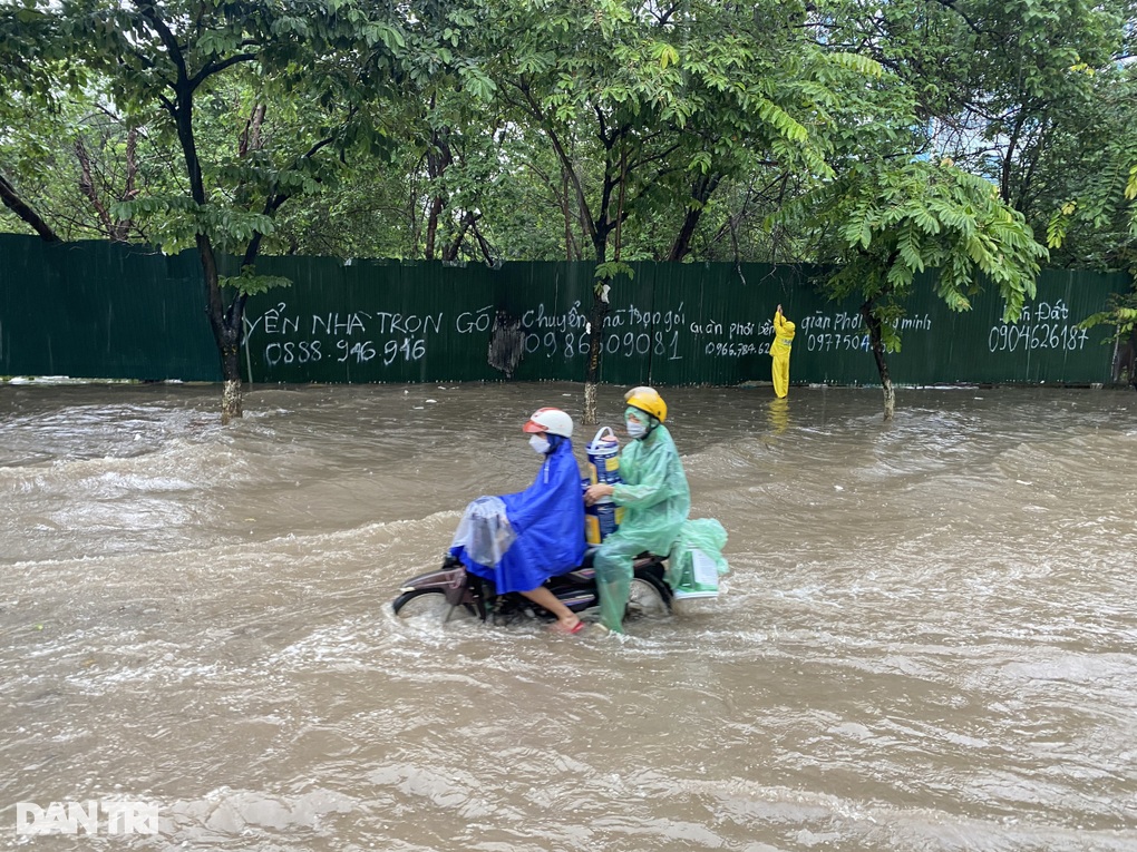 Đường phố Hà Nội thành sông sau trận mưa suốt đêm - 3 Đường phố Hà Nội thành sông sau trận mưa suốt đêm - 3