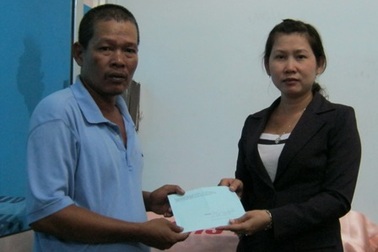 Quà nhân ái đến với cô học trò “đội dưa, hái dừa” và bé 4 tuổi mong cha, …