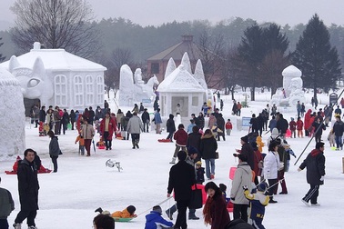 "Chén" đặc sản thịt cừu nướng trong túp lều băng ở lễ hội trên tuyết