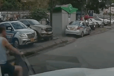 Phóng nhanh, xe máy ngã sõng soài trên đường vì né người đi bộ sang đường