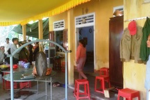 Vợ bị nhiễm điện, chồng đến kéo ra cũng bị điện giật tử vong