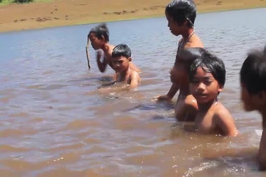 Dạy bơi miễn phí cho học sinh Jrai