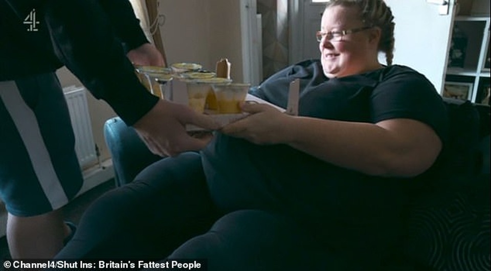 Khán giả chỉ trích người chồng liên tục phục vụ đồ ăn cho vợ nặng... 190 kg - 1