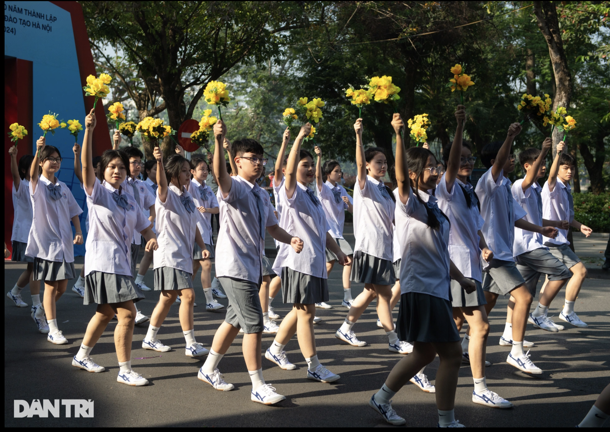 Koniec z kolejkami do składania wniosków i 10 wydarzeń edukacyjnych w Hanoi 2024 - 1 Hết cảnh xếp hàng nộp hồ sơ và 10 sự kiện giáo dục Hà Nội 2024 - 1