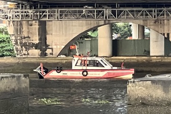 Cảnh sát lặn tìm người bỏ lại xe máy, nghi nhảy cầu Bình Lợi ở TPHCM