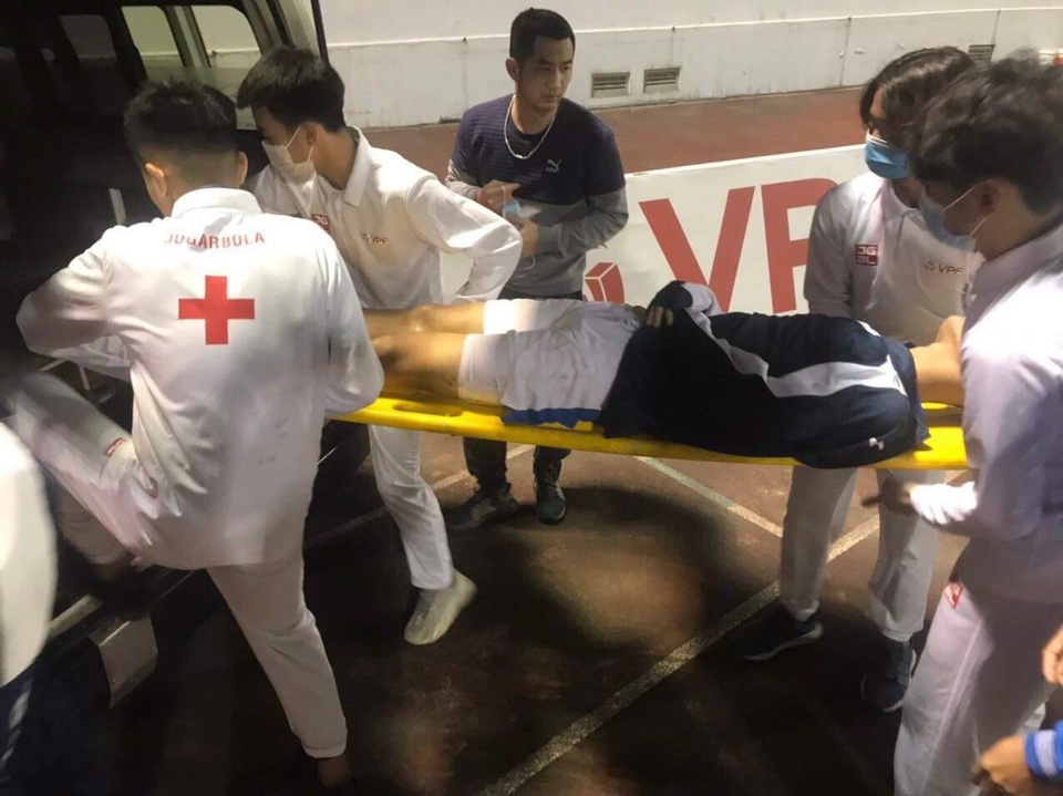Hậu vệ Than Quảng Ninh rời sân trên xe cấp cứu, khâu ba mũi - 9 Hậu vệ Than Quảng Ninh rời sân trên xe cấp cứu, khâu ba mũi - 9