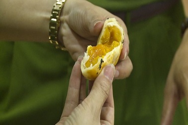 Bánh trung thu trứng chảy khiến dân mạng “chết thèm” liên tiếp bị bắt giữ vì nhập lậu