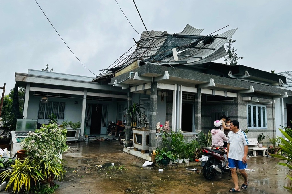 Gió lốc lúc nửa đêm làm tốc mái 84 căn nhà của người dân Bến Tre - 1 Gió lốc lúc nửa đêm làm tốc mái 84 căn nhà của người dân Bến Tre - 1