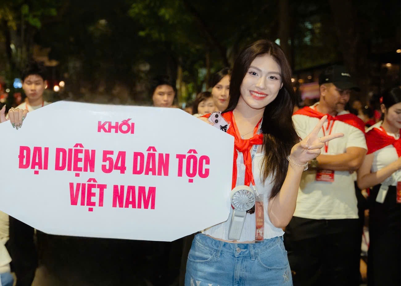 Кто эта прекрасная девушка ростом 1,73 м в первом ряду парада 54 этнических групп? - 2 Cô gái xinh đẹp cao 1,73m ở hàng đầu khối diễu hành 54 dân tộc là ai? - 2