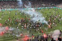 Bạo loạn kinh hoàng trong ngày CLB giàu truyền thống của Pháp xuống hạng