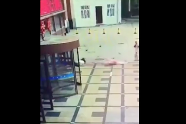 Gặp họa vì bị người nhảy lầu tự tử rơi trúng