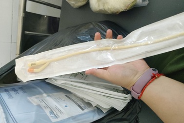 Con gái bức xúc vì cha mổ sỏi thận phải tự đi mua băng gạc, ga trải giường