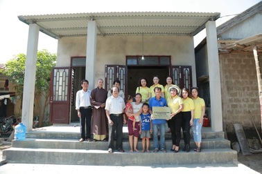 Chị em Bwon hào hứng làm thiện nguyện