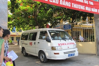 Đà Nẵng:  Một thí sinh bị ngất khi đang làm bài thi