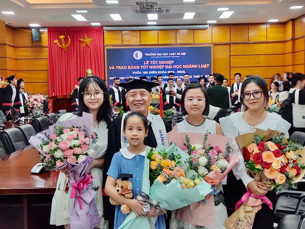 Cụ ông 78 tuổi tốt nghiệp cử nhân Luật: Tôi học thay cho 3 đứa con đã mất - 2 Cụ ông 78 tuổi tốt nghiệp cử nhân Luật: Tôi học thay cho 3 đứa con đã mất - 2