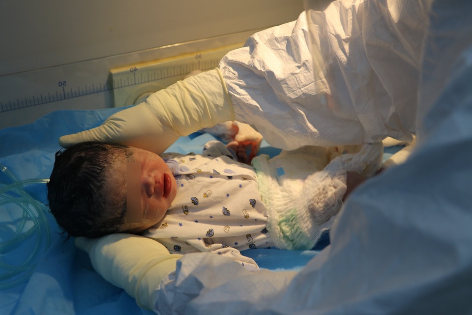 Thai phụ hiếm muộn mắc Covid-19 suy hô hấp, phải mổ cấp cứu trong đêm - 4 Thai phụ hiếm muộn mắc Covid-19 suy hô hấp, phải mổ cấp cứu trong đêm - 4