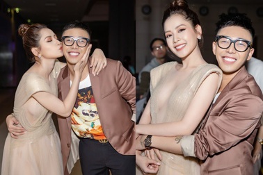 Chi Pu công khai hôn Hoàng Ku đắm đuối giữa chốn đông người