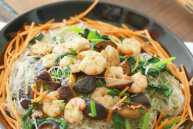 Mẹo nhỏ giúp món miến xào nấm hương, tôm sú dai ngon, đậm đà