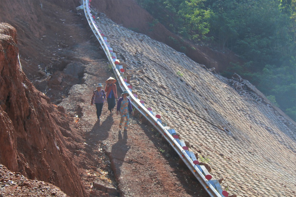 Thót tim cảnh người dân dìu nhau, dò lối đi trên con đường chục tỷ - 3