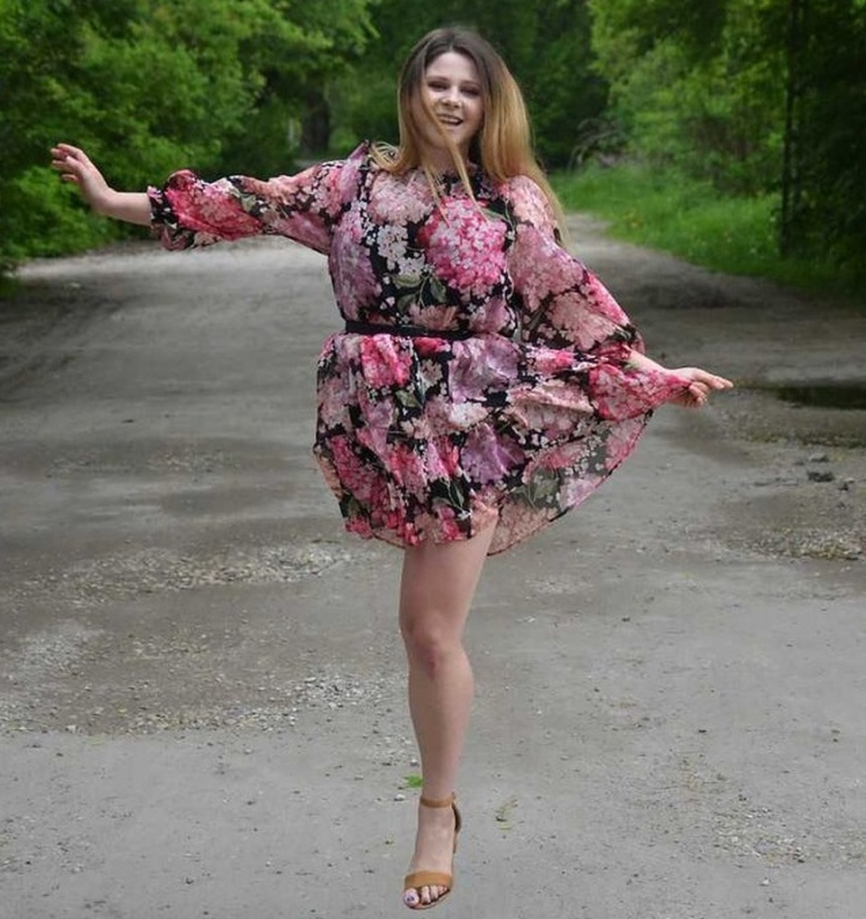 Thiếu nữ một chân đẩy tạ, leo núi... - 1 Thiếu nữ một chân đẩy tạ, leo núi... - 1