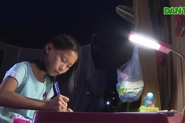 Bé gái 9 tuổi mồ côi cha mẹ