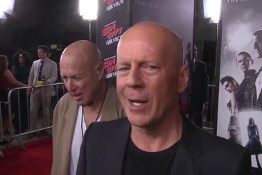 Bruce Willis phong độ trên thảm đỏ
