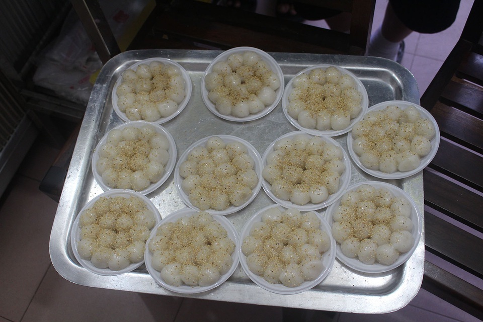 Người Hà Nội dậy từ 5 giờ sáng, bịt mặt, xếp hàng mua bánh trôi bánh chay - 3 Người Hà Nội dậy từ 5 giờ sáng, bịt mặt, xếp hàng mua bánh trôi bánh chay - 3