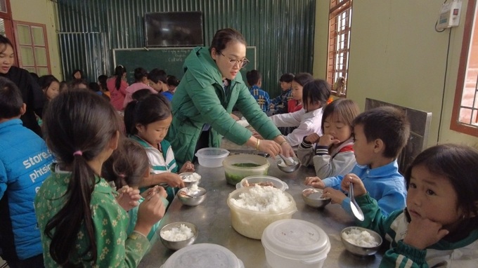 Trong giờ ăn tại lớp.