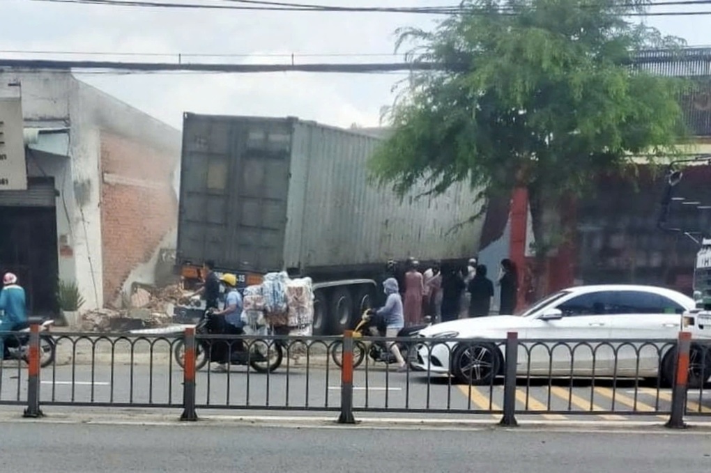 Xe đầu kéo container tông vào nhà dân ở TPHCM, tài xế tử vong tại chỗ - 1 Xe đầu kéo container tông vào nhà dân ở TPHCM, tài xế tử vong tại chỗ - 1