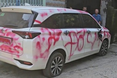 Ô tô bị đâm thủng lốp, sơn bẩn khắp thân xe khi đỗ trước cửa nhà dân