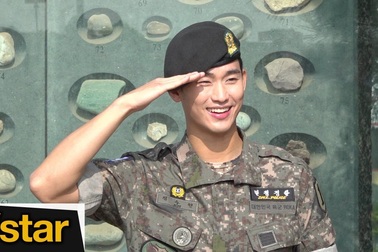 300 fan đón Kim Soo Hyun xuất ngũ