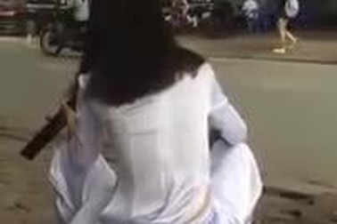 Nữ sinh mặc áo dài trắng ngồi hút thuốc lào khiên cư dân mạng tranh cãi