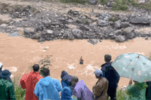 Bốn người bị cô lập suốt một ngày giữa dòng sông Đăk Mi