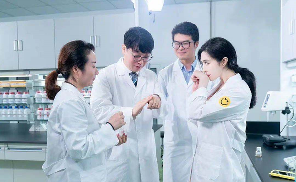 Ảnh Phạm Băng Băng làm nghiên cứu trong phòng thí nghiệm bị chê tơi tả - 3 Ảnh Phạm Băng Băng làm nghiên cứu trong phòng thí nghiệm bị chê tơi tả - 3