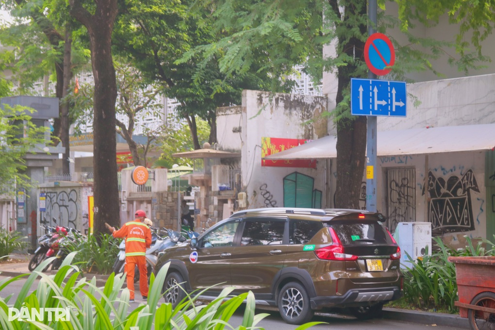 Lòng đường ở TPHCM biến thành bãi đậu xe bất chấp biển cấm, gây ùn tắc - 3