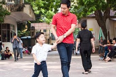 Bất ngờ trước dáng vẻ tất bật của MC Phan Anh tại bệnh viện Phụ sản Trung Ương