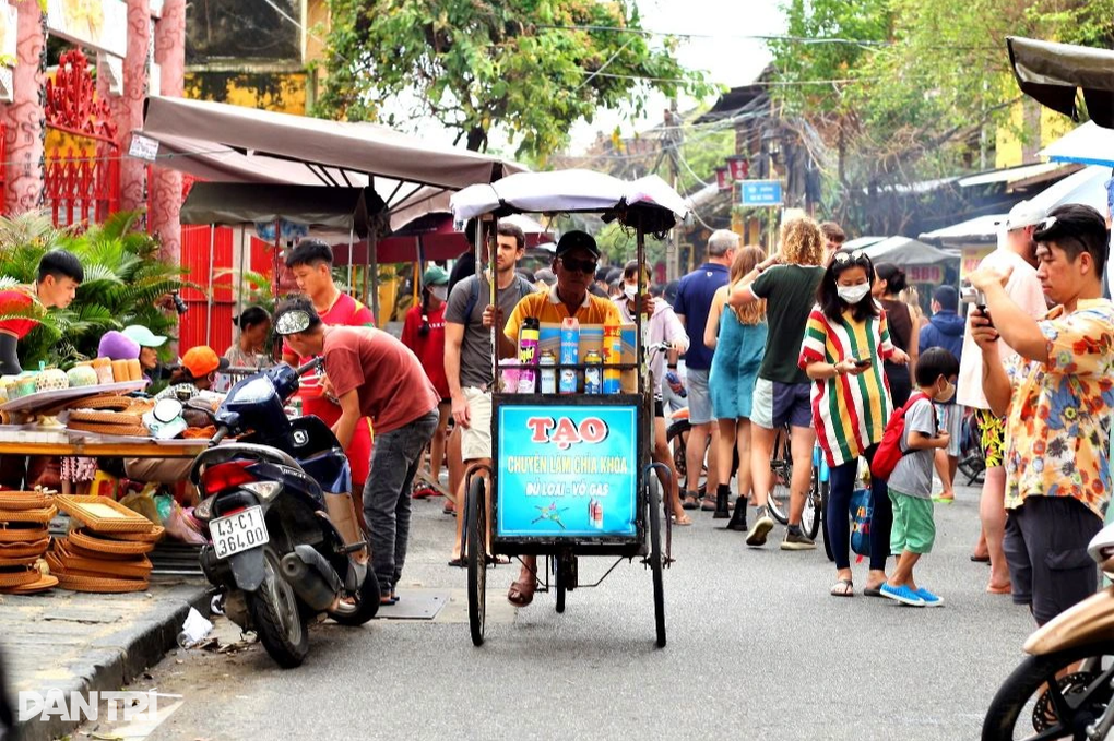 Bất chấp lũ lụt, du khách vẫn đổ về tham quan phố cổ Hội An - 6 Bất chấp lũ lụt, du khách vẫn đổ về tham quan phố cổ Hội An - 6