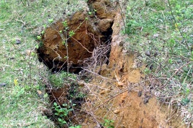 Khẩn trương kiểm tra tình trạng núi nứt uy hiếp dân