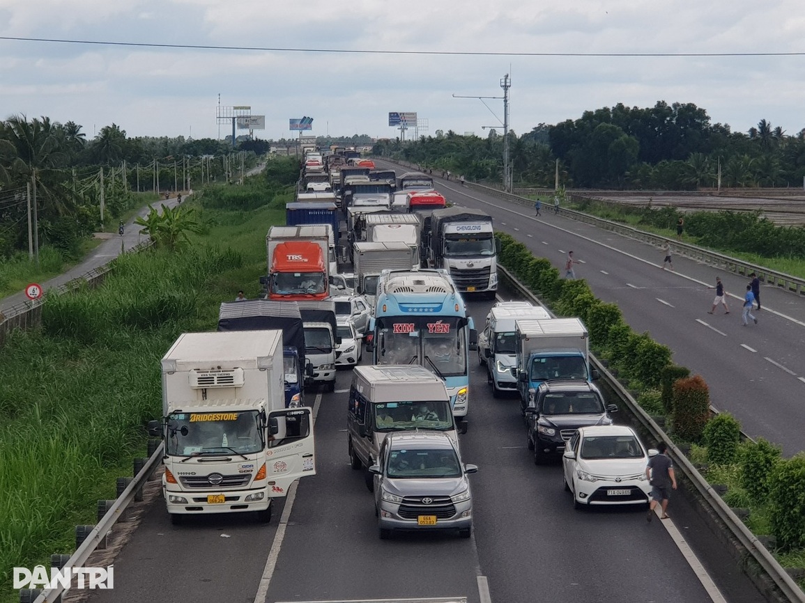 Cháy dữ dội như bức tường khói lửa trên cao tốc TPHCM - Trung Lương - 6 Cháy dữ dội như bức tường khói lửa trên cao tốc TPHCM - Trung Lương - 6