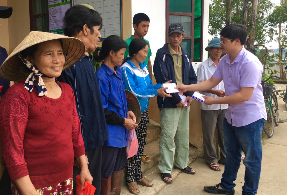 Về xã có 1.700 ngôi nhà bị lũ nhấn chìm trao quà bạn đọc Dân trí giúp đỡ - 4 Về xã có 1.700 ngôi nhà bị lũ nhấn chìm trao quà bạn đọc Dân trí giúp đỡ - 4